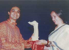 Harsh Narayan receiving an award from Sanjana Kapoo